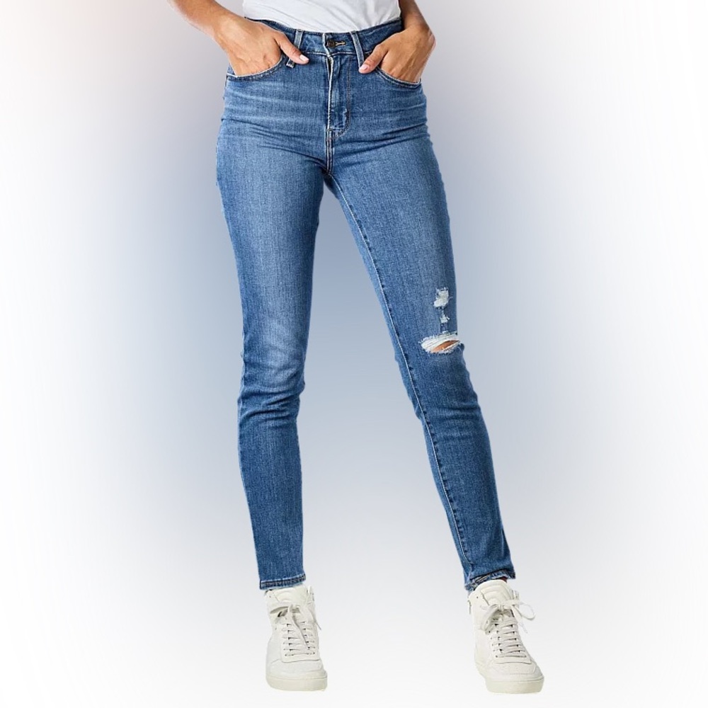 Levi’s 721 High Rise Skinny Light Blue Jeans with Ripped Knee - Size 25